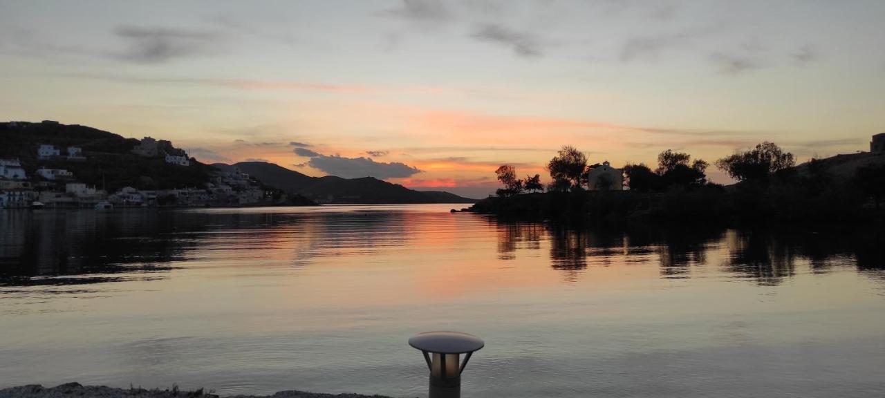 Amazing 2 Bedroom Apartment Overlooking The Marina Of Vourkárion Esterno foto