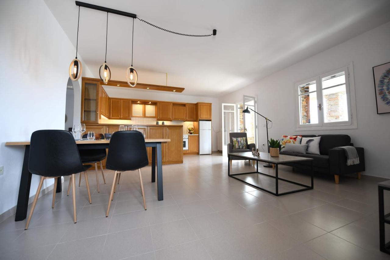 Amazing 2 Bedroom Apartment Overlooking The Marina Of Vourkárion Esterno foto