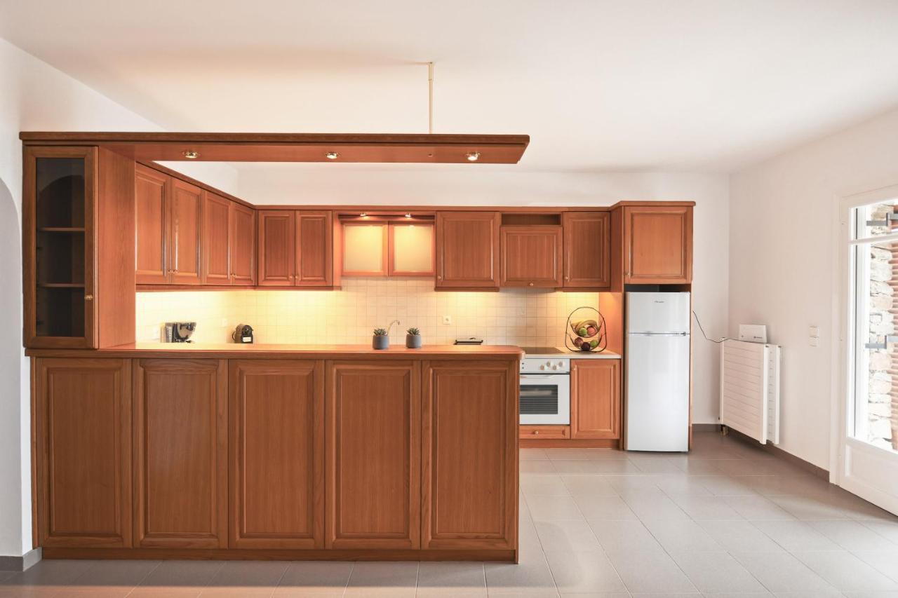 Amazing 2 Bedroom Apartment Overlooking The Marina Of Vourkárion Esterno foto