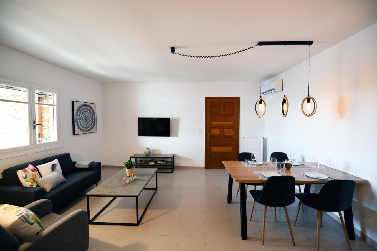 Amazing 2 Bedroom Apartment Overlooking The Marina Of Vourkárion Esterno foto