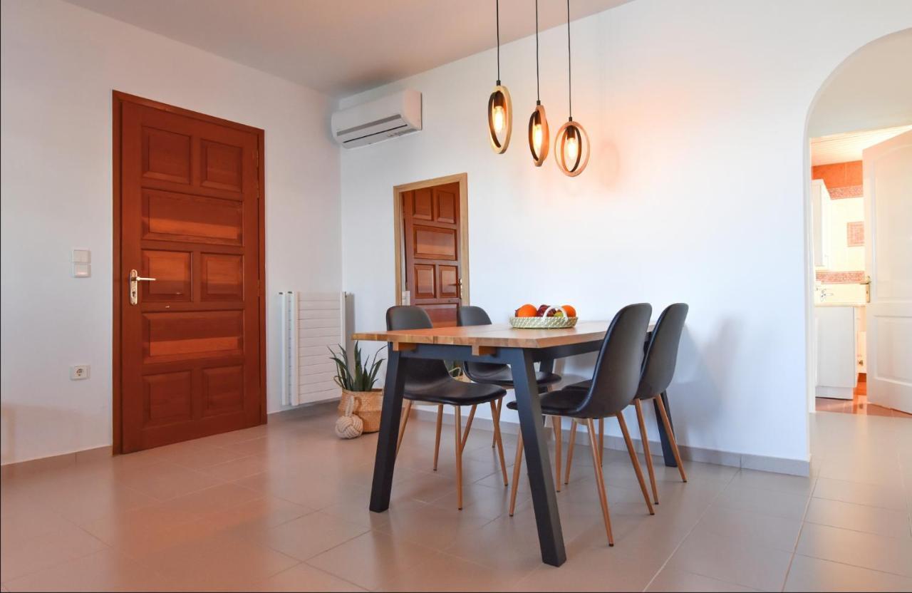 Amazing 2 Bedroom Apartment Overlooking The Marina Of Vourkárion Esterno foto